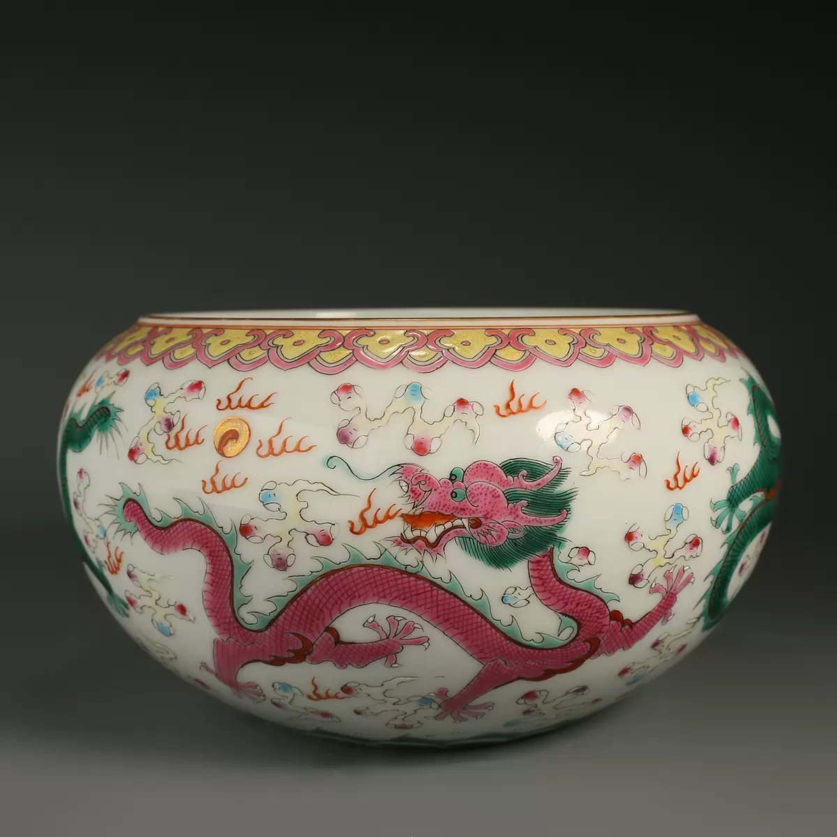 【低価得価】中国　色絵　クーニャンの図　六角花瓶　箱付き 清