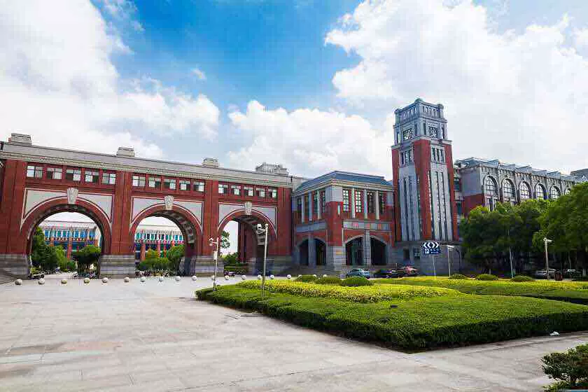 华东政法大学长宁校区图片