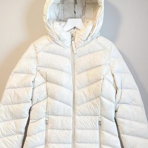 
Pure original Z product, complete signage, women's lightweight hooded short 90 duck down jacket, waist-hugging, making it look slim and light