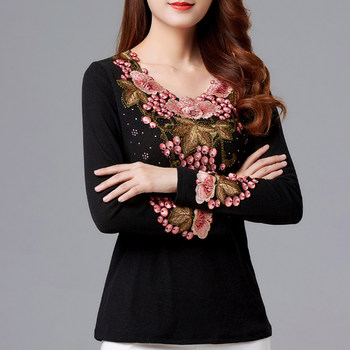 Middle-aged and elderly women's embroidered top 2025 spring and autumn new mother's outfit fashionable base shirt Taiwanese yarn long-sleeved T-shirt