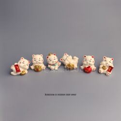 When You'Re Bored, Place a Few Small Cream-Colored Fortune Cats to Stabilize Your Mood and Lift Your Spirits, a Small Decorative Piece to Heal Your Mood and Decorate Your Workstation