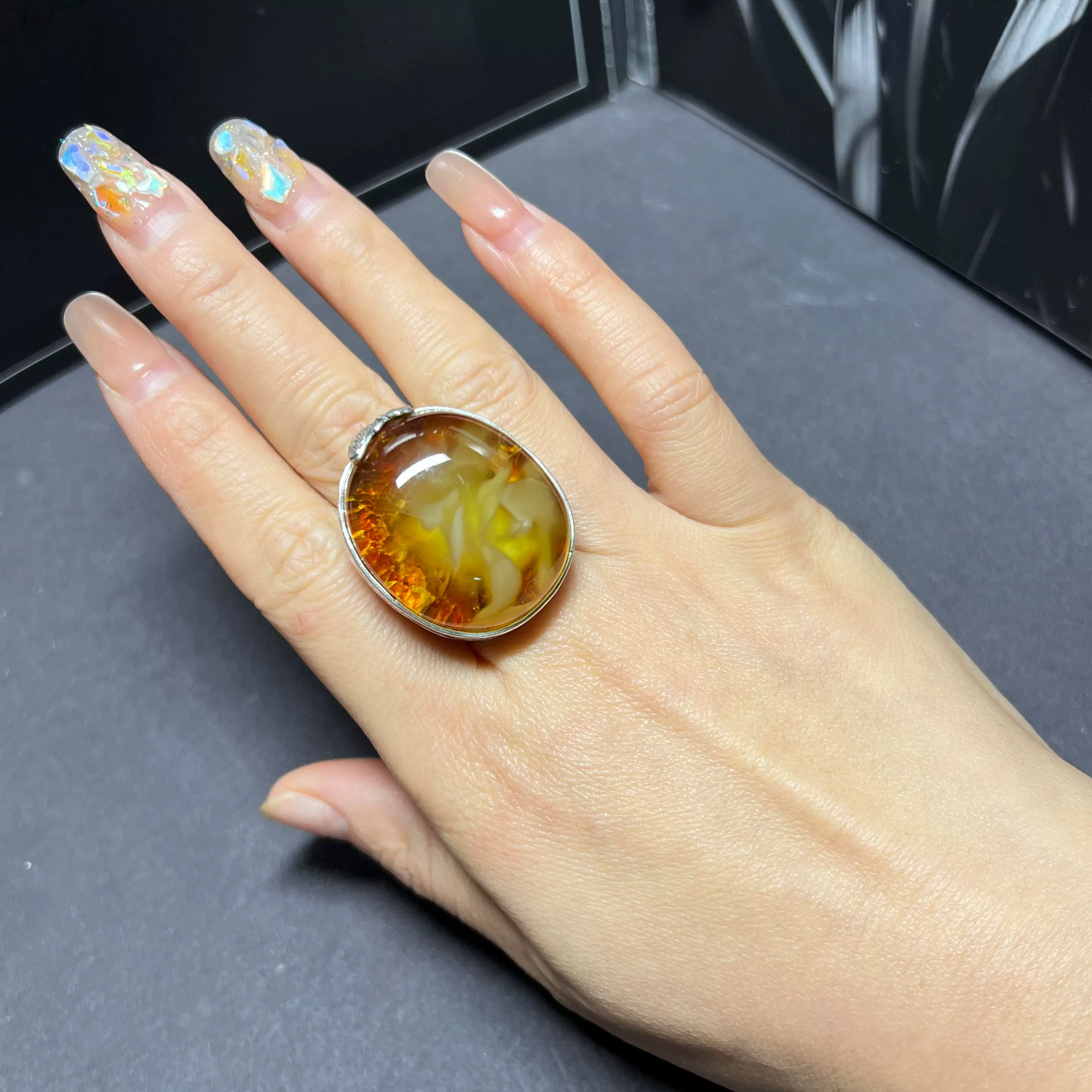 欧洲设计女款 天然蜜蜡金绞白花景观皮纹琥珀戒指环 进口半珀半蜜