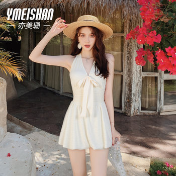 
A fat girl in a one-piece swimsuit covers her flesh while bathing in a hot spring