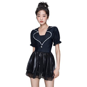 
Yi Meishan looks slim and conservative swimsuit women