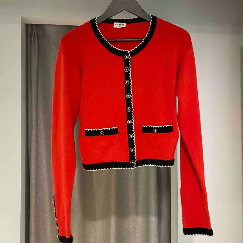 三良中古香奈儿Chanel复古红色针织黑金扣两口袋外套附半裙附半袖-Taobao