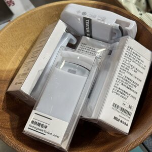 
MUJI portable eyelash curler is convenient and easy to store outdoor electric eyelash curler