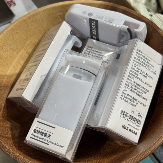 
MUJI portable eyelash curler is convenient and easy to store outdoor electric eyelash curler