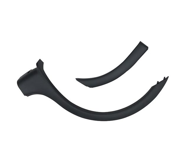 Adapted to Dongfeng Peugeot 307 hatchback Cross version of the wheel eyebrow modification and installed with a new tape installation screw
