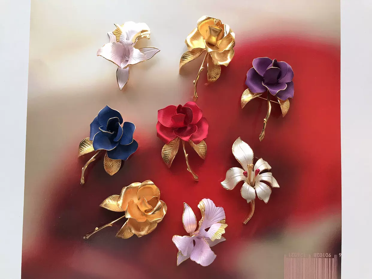 售出不退不换】Cerrito系列镀金喷漆玫瑰花鸢尾花造型款胸针-Taobao 