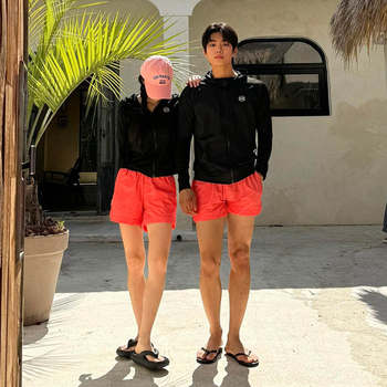 
2025 new Korean style sports and leisure beach sun protection long-sleeved slim swimsuit for women surfing and snorkeling swimwear for men