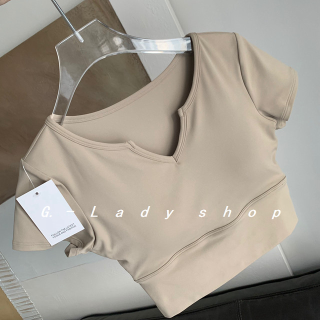 Light European and American milk tea color short navel fitness sports T -shirt with chest mats ...