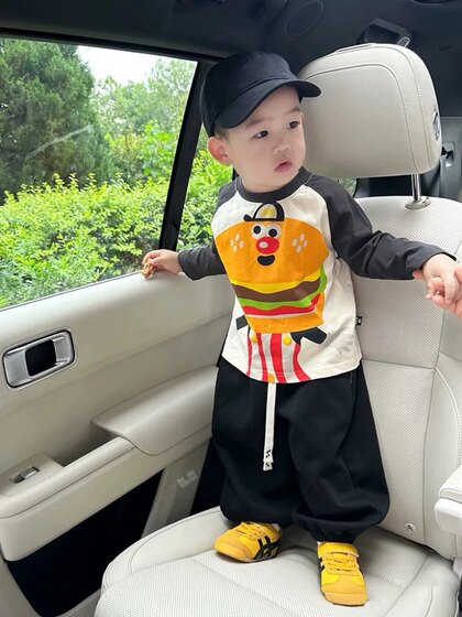 
Children's cartoon T-shirt long-sleeved boy's new style 2025 girls' hamburger printed color-blocking baby cotton base top