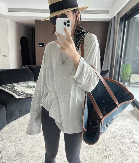 
Kylie's same style as Kim Kardashian's boyfriend style loose oversized modal long-sleeved T-shirt