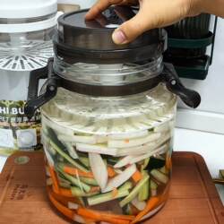 Large-Capacity Press-Type Pickle Jar, Food-Grade Plastic Storage and Preservation Box, Sealed Container for Pickles and Chili Sauce