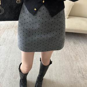 
Thickened gray polka dot wool skirt in autumn and winter, anti-exposure high waist A-line hip skirt, large size slim short skirt for women