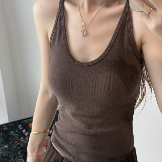 
Jin'an wears a base layer and a brushed top to keep warm. It comes with a chest pad, suspenders, and a back-beautiful bra all-in-one vest.