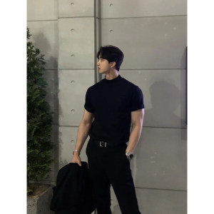 
British yuppie men's summer cuffs T-shirt with small neckline slim short sleeves showing muscles in suit 5-minute sleeves