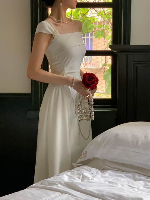 American And French Style Pure Desire V-neck Top Pleated Wooden Ear Skirt Suit