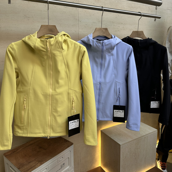 
Women's version of sports outdoor soft shell jacket, slim hooded jacket, windproof and splash-proof thin velvet breathable jacket Y0044