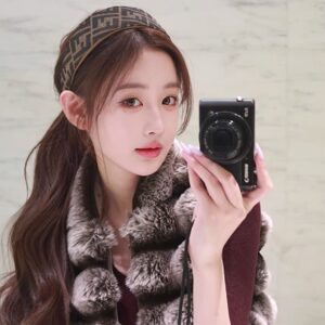 
Han Yujia [Lady Totoro] Striped Totoro environmentally friendly fur vest for women autumn and winter half turtleneck black sweater