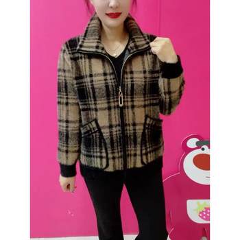 
2025 autumn and winter new fashionable middle-aged and elderly mother's wear velvet thickened coat women's loose slimming versatile top