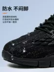 Giày đầu bếp chuyên nghiệp Dinggu là loại giày đế mềm chống trơn trượt, chống thấm nước và dầu, nhẹ và chống mùi, đế mềm dành cho nam giới vào bếp.