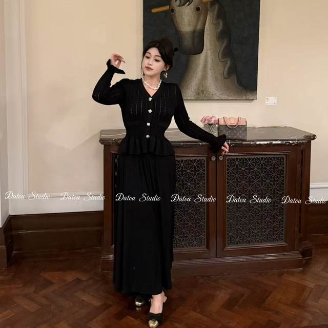 Tatou.Studio slightly fat and slim knitted black waist-hugging top skirt suit