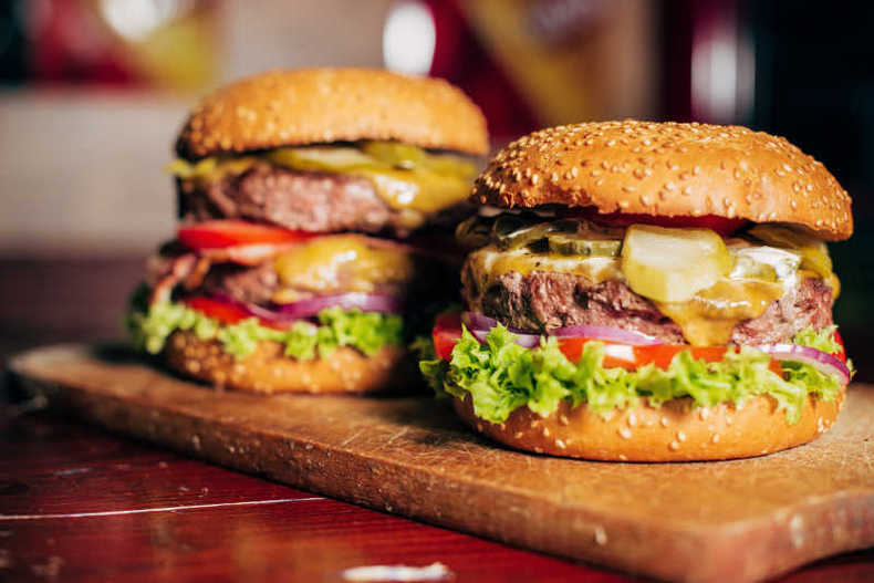 只需要这四种材料，在家也能自制美味汉堡(图1)