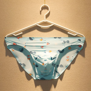 Men's one -piece underwear cartoon triangle ice silk without trace youth breathable fast -drying sexy ultra -thin shorts