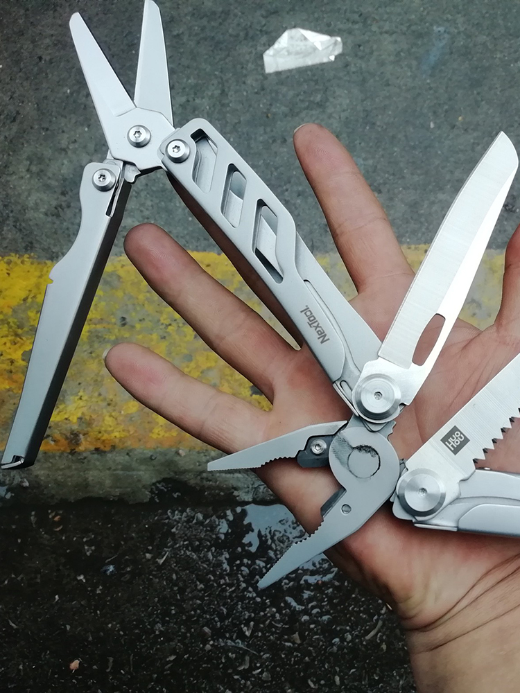 00主刀采用了50cr15mov合金钢制作,防生锈,抗冲击力强,剪刀则是运用了