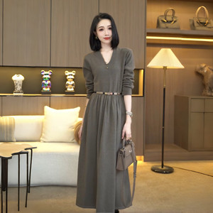 
2025 autumn and winter high-end simple V-neck knitted slim and versatile dress for women high-waisted temperament knitted dress