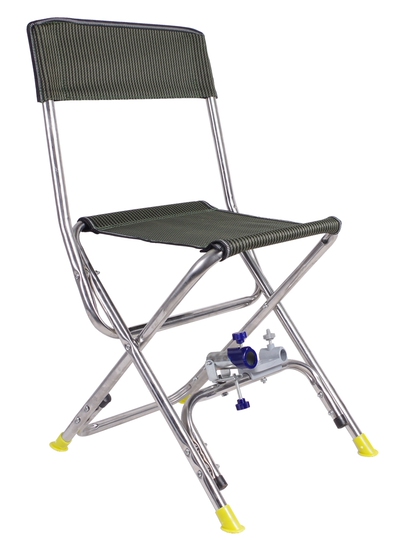 Xotinining oyogini tili bilan yuvadi