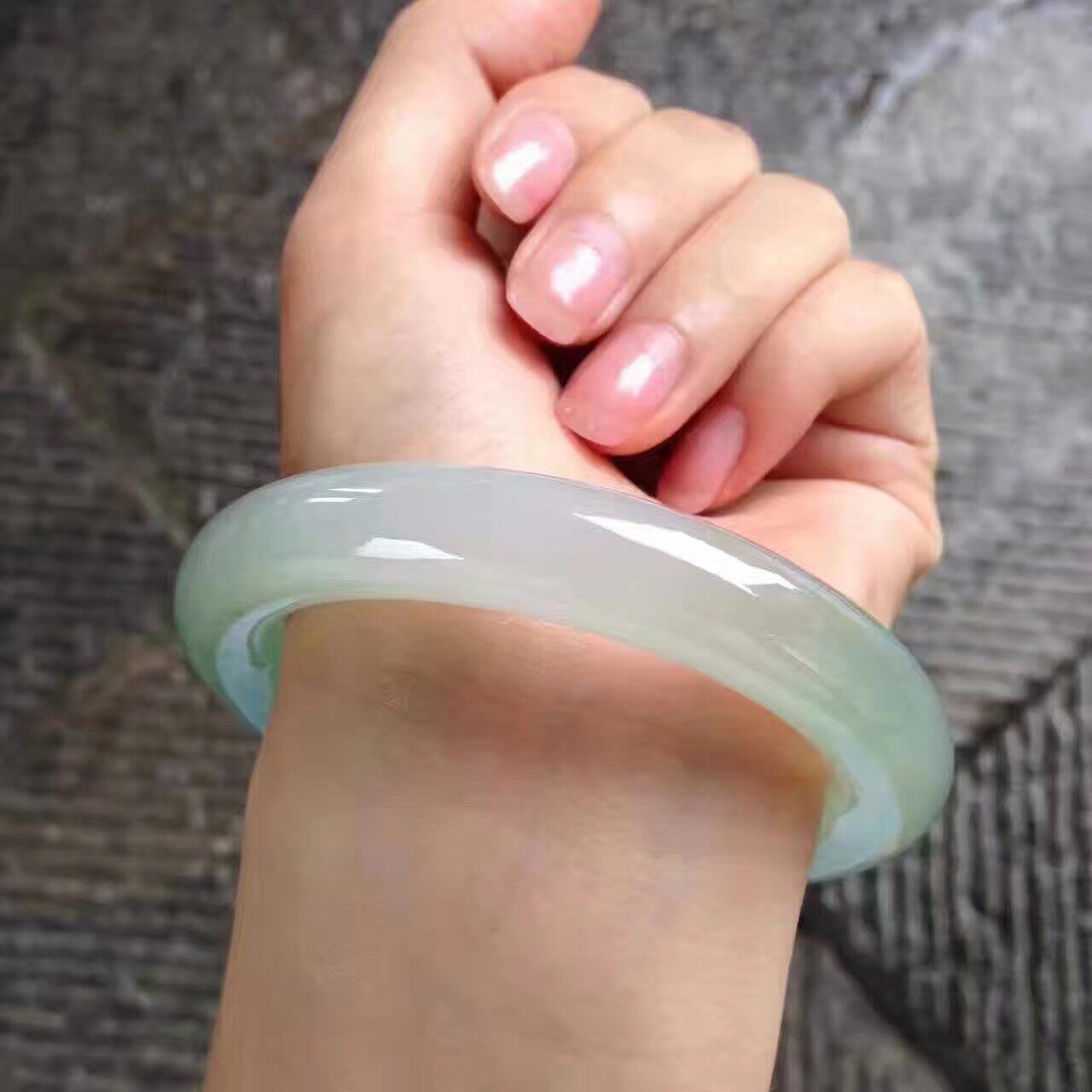 女人这样戴手镯,想不美都难!