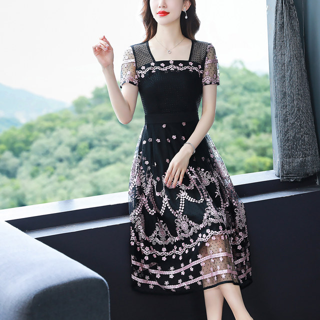 Lace dress 2025 summer new French square collar high-end middle-aged mother dress large size women's skirt mid-length