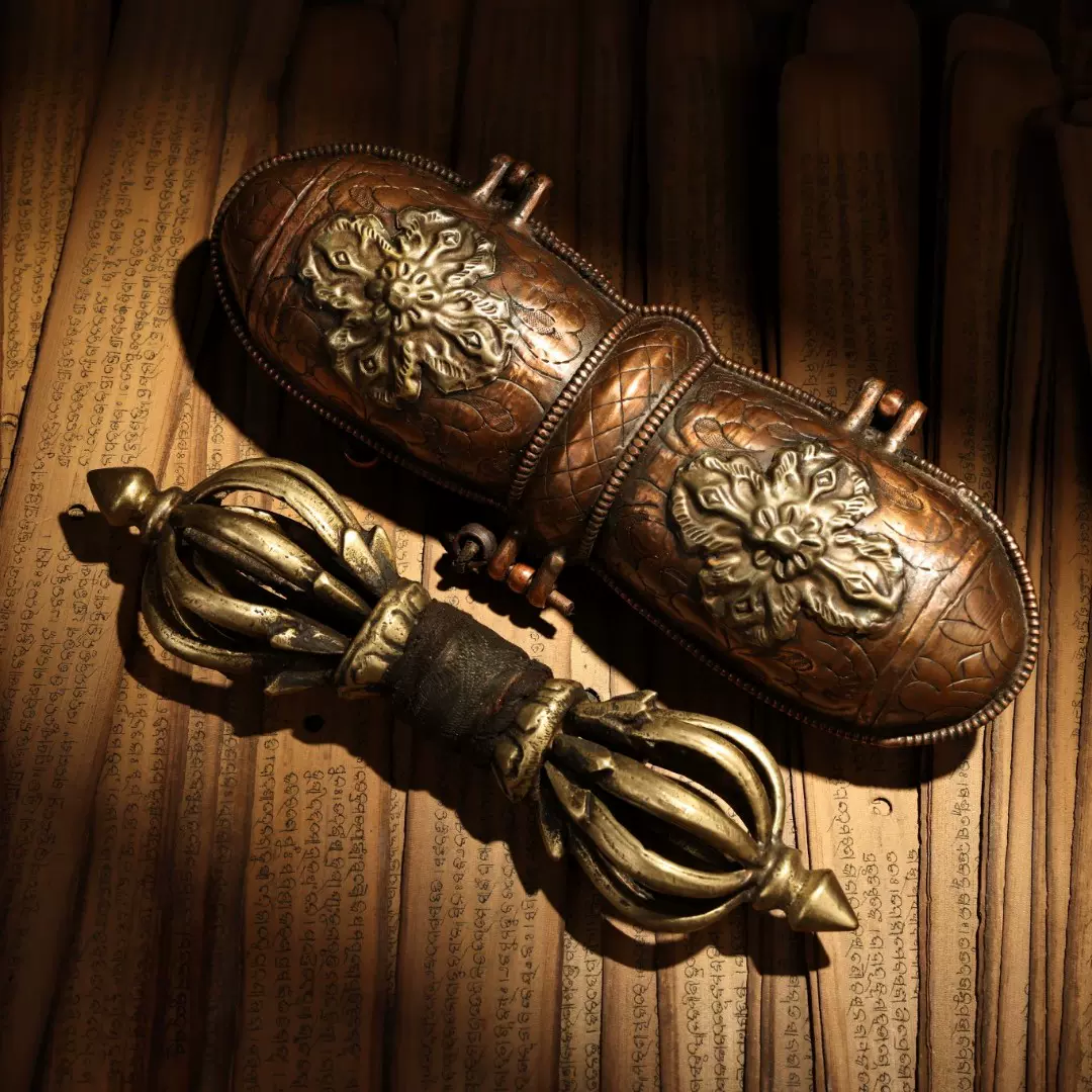 藏传用品天铁手工敲打描彩錾刻老法器金刚降魔杵橛戟斧文玩29㎝