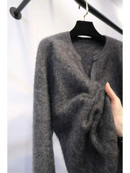 Keep it for yourself, it looks good when worn alone or with an inner layer! The mohair sweater has a gentle autumn and winter style and is soft and lazy with a knitted inner layer.