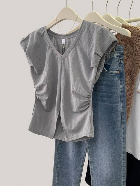 Gray irregular V-neck front shoulder small flying sleeve T-shirt for women's summer 2024 new waist-hugging sleeveless top small
