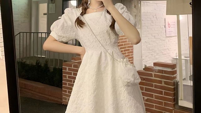 艾偲琳白色连衣裙
