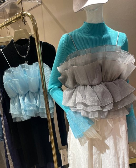 Very upright! LB+ is coquettish and beautiful! Fairy-like, sweet bouquet of tulle and tulle top
