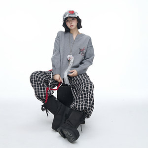 
American retro graffiti printed V-neck pullover sweater for women in autumn new loose lazy couple knitted sweater