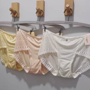 Indus girlfriend sends low -waist antibacterial breathable and dry elasticity.
