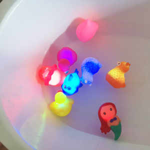 
Baby bath toys light up when exposed to water, animals change color, touch-sensitive bathroom swimming pool floating water toys