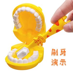 Kindergarten early teaching brushing toys to protect the teeth through the family doctor toy, a little nurse doctor injection nurse service

