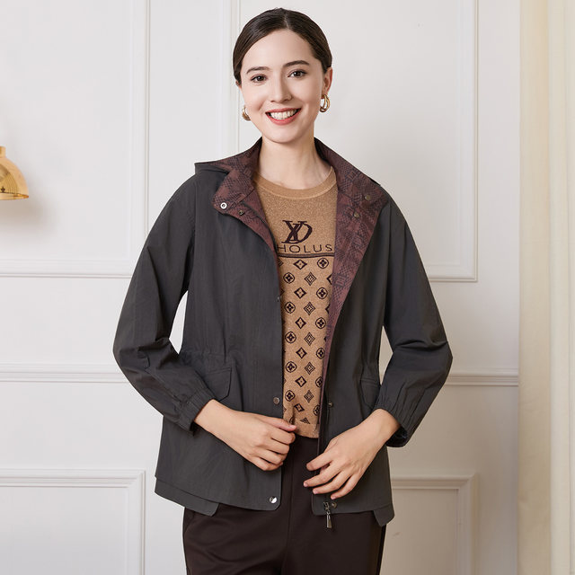 
Appreciation of the years, middle-aged and elderly women's clothing, hooded windbreaker jacket, 2025 autumn clothes, new fashionable large-size mother's clothing