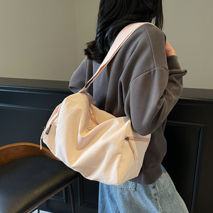 
Large capacity sports fitness bag lightweight casual excursion bag fashionable simple and versatile student one-shoulder crossbody bag