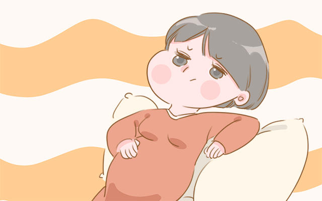 睡觉的时候,妈妈也可以准备一个孕妇枕,能更好的支撑腰背部位,睡的会更加舒服