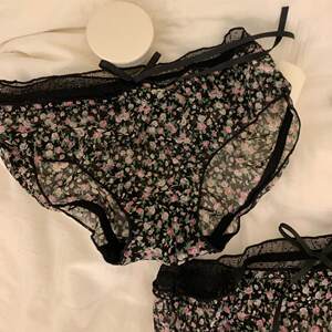 
Sexy black floral lace bow, soft and comfortable, high elasticity, butt-covering, cotton crotch, low-waisted girls' underwear