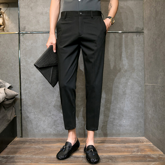 Yalangoch odamlarning mobil telefon videolari Qiz tort oyoqqa turib, oyoqlarini yoyadi