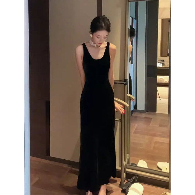 Large size women's high-end luxury French temperament velvet dress for women in autumn and winter Hepburn style sexy suspender skirt