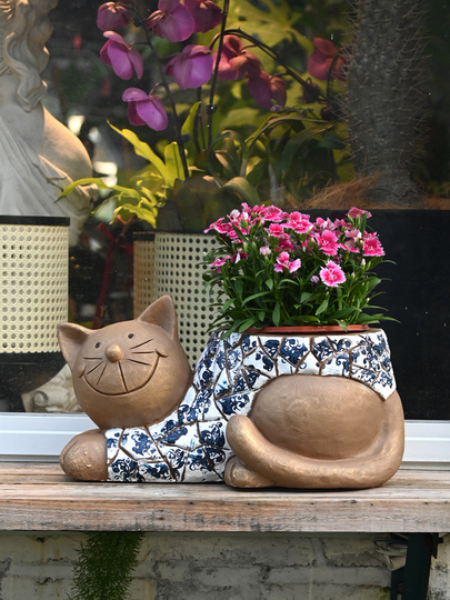 青白磁の猫の花瓶 - かわいい動物の彫刻